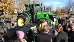 Kunskapsnav för jordbrukets digitalisering hade sin officiella kickoff på Linköpings universitet den 23 oktober 2024. Förutom en rad intressanta föredrag inför fullsatt publik visades en ny robot från Mapro Systems samt en modern traktor full med digitalteknik, däribland ett nytt ruttoptimeringssystem som nyss hade lanserats på marknaden (och som vi illustrerade med en A4-plansch).