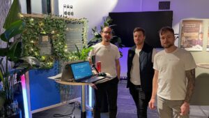 Med PlantGuard har team SonicFlora visionen om att analysera växterna genom att fånga ljudet från dom. Bilden är från när teamet ställde ut på KTHs event Collide.