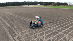 Precisionssåmaskinen Vändningen av maskinen är en kritisk faktor och det är löst genom RTK-GPS och dubbla satellitantenner i kombination med att alla hjulen är svängbara. Foto: TS Agro.