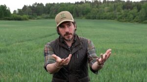 Bild6 Joel Williams, agroekolog och grundare av Integrated Soils, visar hur bladanalys i fält avslöjar näringsbrister i vete – med fokus på magnesium, järn och zink för bättre växtbalans.