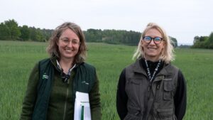 Bild7 Katja Ihrsén från Lantmännen BioAgri visar biostimulanter som stärker grödans stresstålighet och rotutveckling, medan Caroline Lindgren berättar om sortblandningar i vete för ökad mångfald och robusthet i fältet.