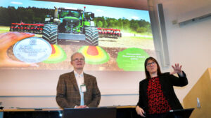Agtech+möter+agrotekniker+i+Väderstad+2025–5 Karolina MUhrman och Per Frankelius.