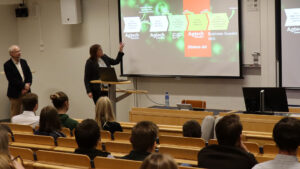 Karolina Muhrman presenterar verksamhet.