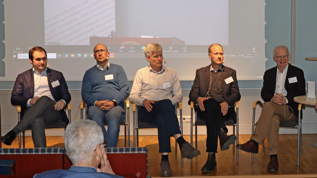 Panelen IMG_1980-1920 Seminariet avslutades med en paneldiskussion om hinder och möjligheter på vägen framåt. Syntesen av seminariet var tydlig: morgondagens odlingssystem måste baseras på ett ekologiskt tänkande (stärkt genom växtföljd och jordhälsa), understödd av teknologi (maskinsystem) för att hantera de oundvikliga klimatförändringarna och de allt dyrare insatsvarorna.