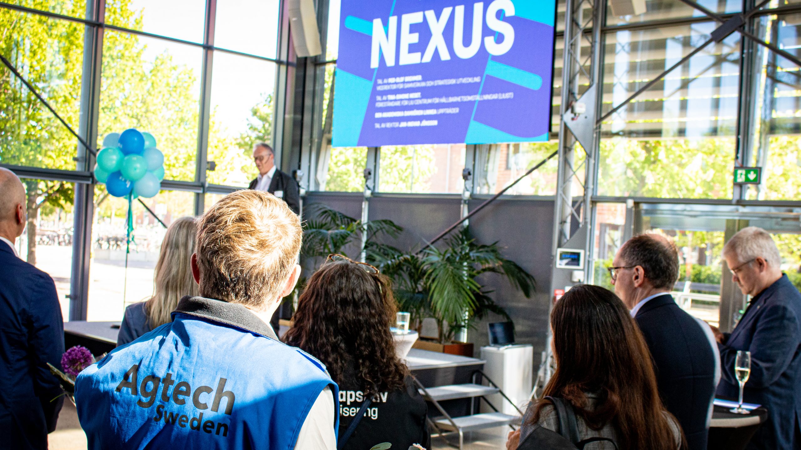 man i publiken som lyssnar på invigningstal i Nexus.
