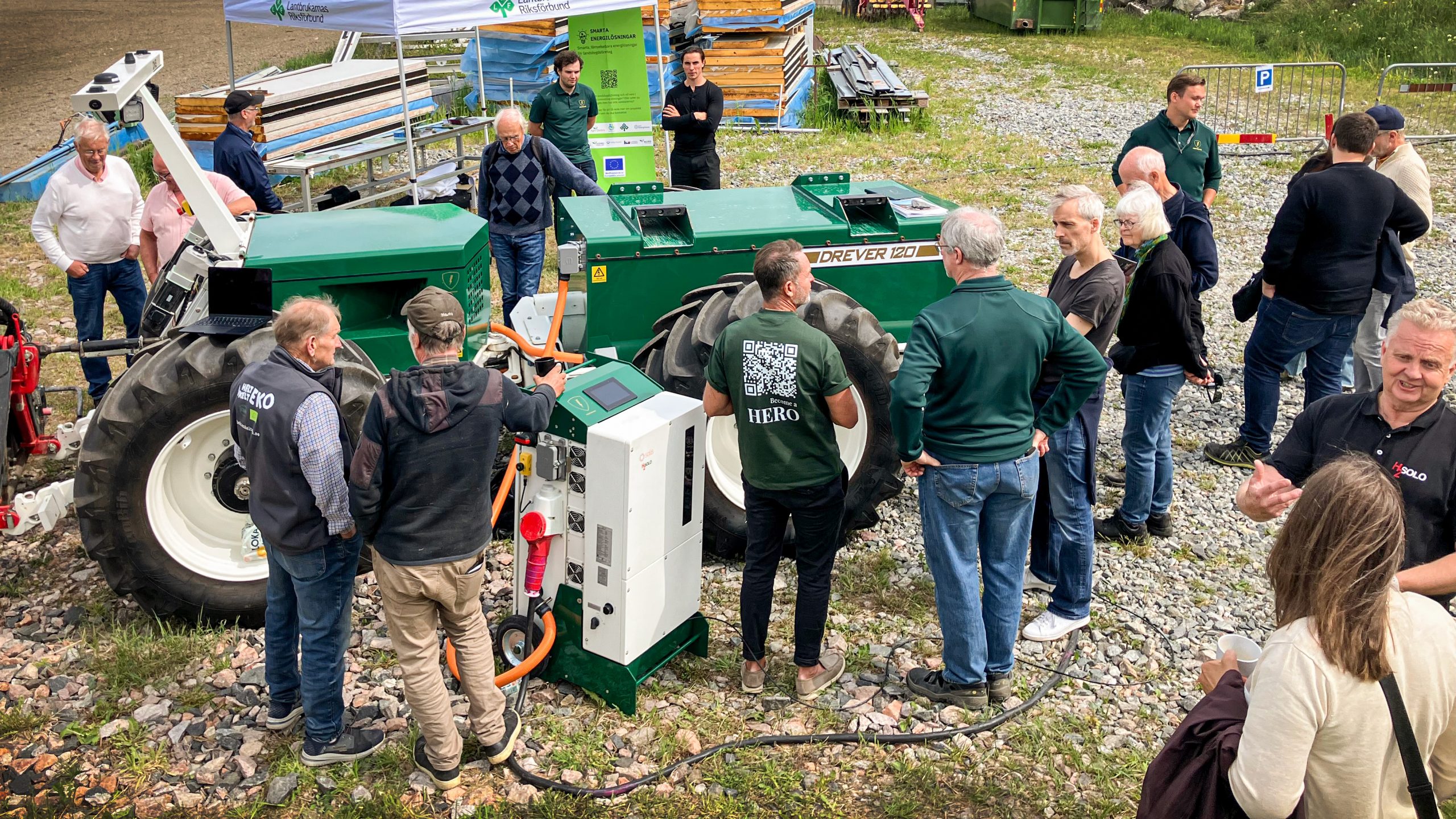 grupp människor runt traktor.