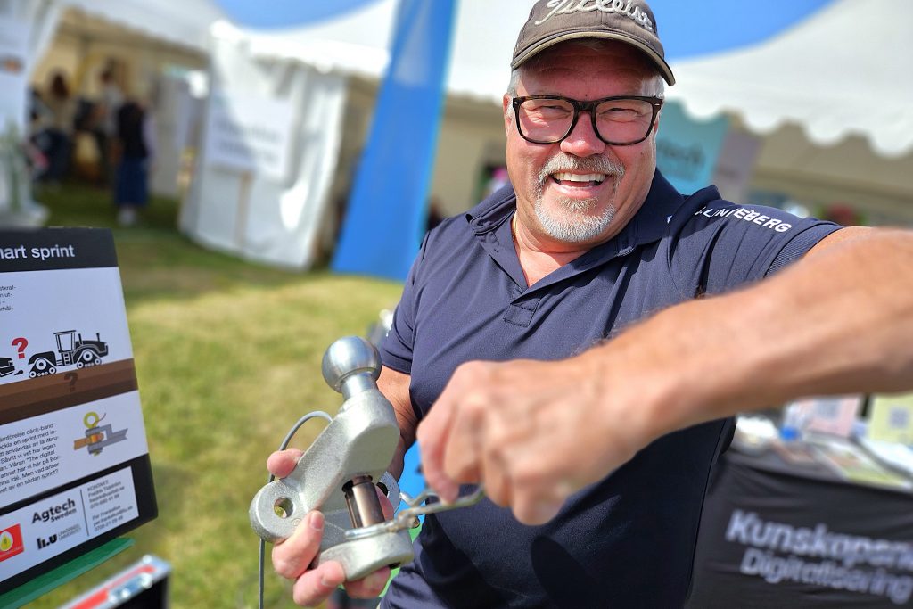 Anders Larsson, teknisk konsult på Flintec, visar deb smarta sprinten som mäter dragkraft.