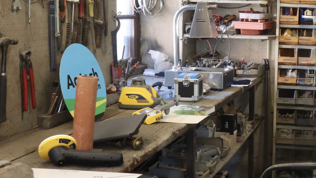 I Axel Lagerfelts verkstad hade vi radat upp all teknik på bänken