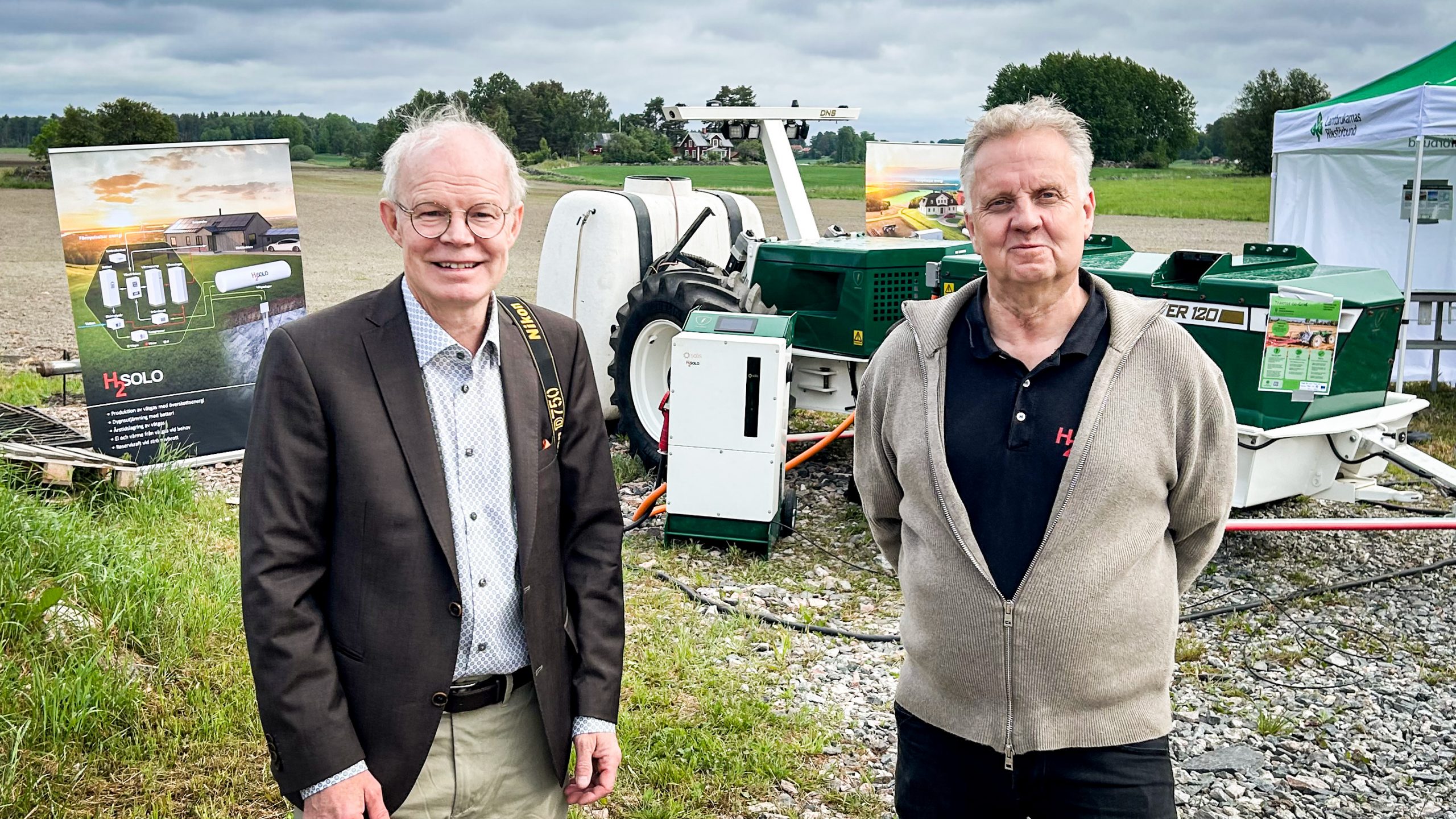 Två män, en traktor.